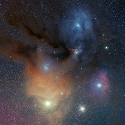 Farbaufnahme des Sternentstehungsgebiets um den Stern Rho Ophiuchi, etwa 400 Lic