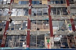 Im Teufelskreis der Verwahrlosung: Kleine Anzeichen wie Grafitti oder  zerbroche