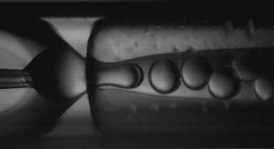 Entstehung der Kern-Schale-Partikel im mikrofluidischen Reaktor (Foto: Institut 