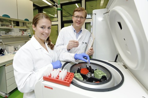 Edgar Dahl, Lehr- und Forschungsgebiet Tumorpathologie, und seine Mitarbeiterin,