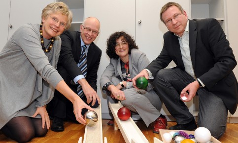 Miriam Leuchter (Mitte) und   Kornelia M�ller (beide Didaktik des Sachunterricht