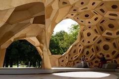 Forschungspavillion aus robotisch gefertigten Einzelsegmenten, die nach dem Prin