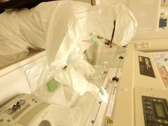 Bildunterschrift: �shild J. V�gene im Reinraumlabor des Max-Planck-Instituts f�r