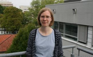 Pionierarbeit: Mathematische Grundlagen der Lichtbrechung: WWU-Mathematikerin erforscht die Wellenausbreitung in komplexen Materialien