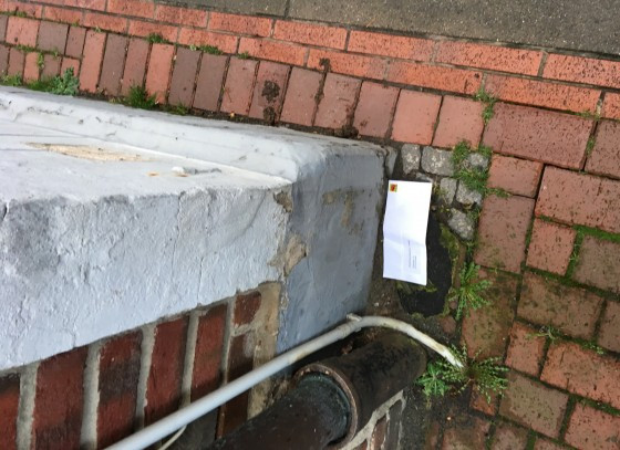 Die Forscher legten insgesamt 800 frankierte Briefe mit zwei verschiedenen Adres