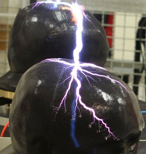 Long exposure of an experiment with a flash discharge on an artificial head