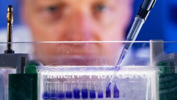 Special RNA suppresses the formation of breast cancer cells