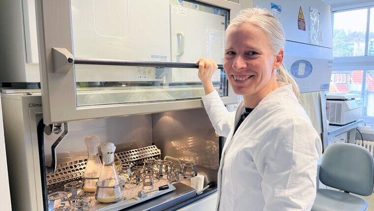 Scientist Ingrid Richter at work in the laboratory. As part of Christian Hertwec