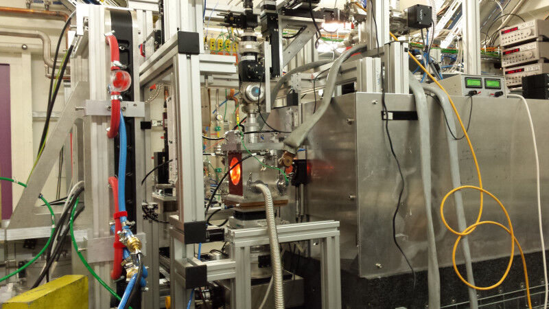 An overview of the experimental setup at DESY in Hamburg reveals the vacuum cham