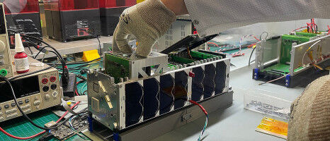 Weltpremiere im All: W�rzburger KI steuert Satelliten