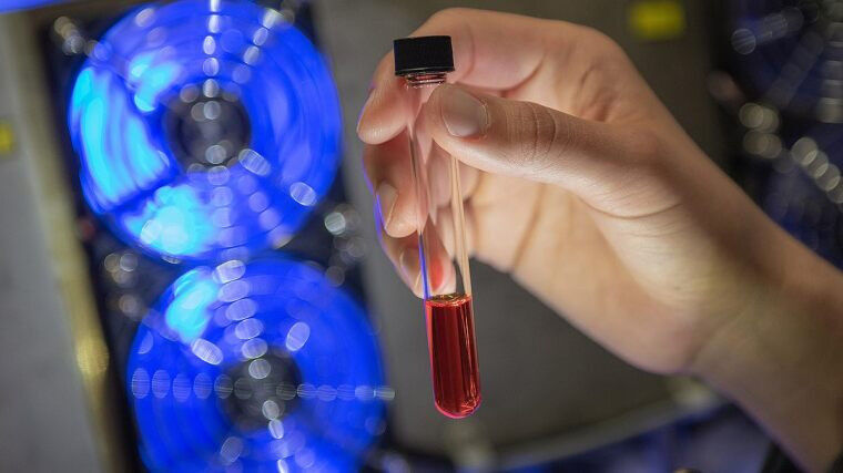 Chemie - Probenröhrchen mit lichtaktiver Substanz. Foto: Elvira Eberhardt/Uni Ulm Chemie