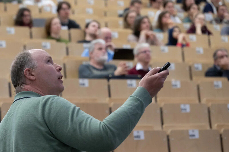 Physics - Chemistry - No rigid schedule, just a mix of topics: - The 'Hemdsärmelkolloquium' is an informal conference for researchers, students, and doctoral candidates in solid-state chemistry and materials research. Abou Physics - Chemistry