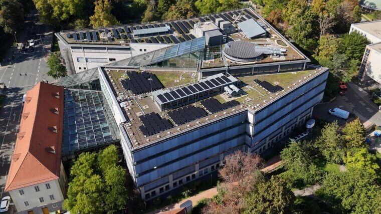 The photovoltaic elements on the roof of the library. Image: Multimediazentrum/U