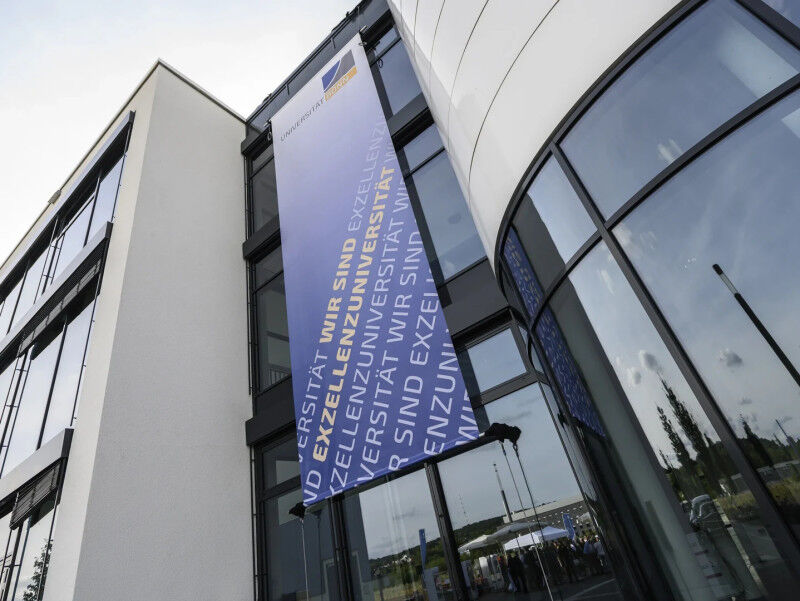 Exzellenzuniversität Bonn - Transparent anlässlich der Exzellenz-Entscheidung 20