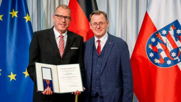 Andreas Tünnermann honoured with the Federal Cross of Merit