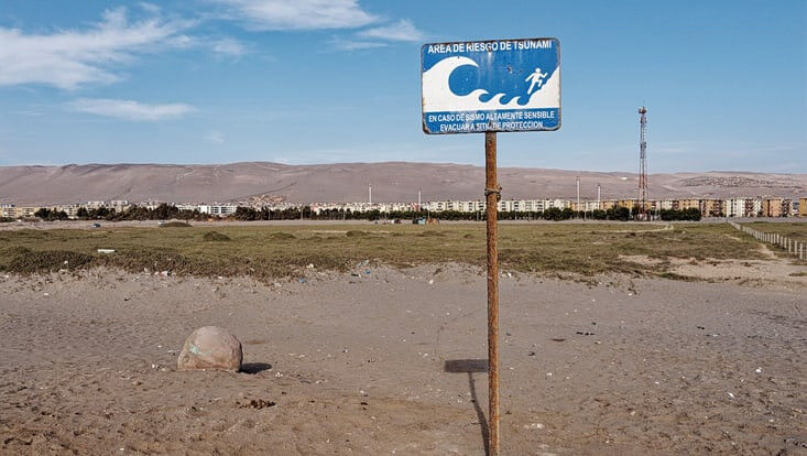Earth Sciences - Photo: UHH/Jörn Behrens Part of comprehensive preparedness: a tsunami evacuation sign, shown here on the beach in Arica, Chile. Earth Sciences