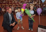 MHH-Vizepr�sident  Andreas Tecklenburg mit den beiden Schulanf�ngern Ben und Mal
