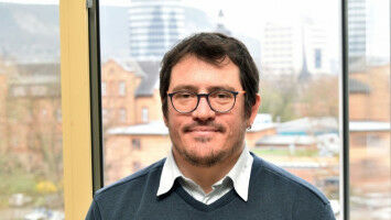 Bernsteinfossil im Röntgenblick