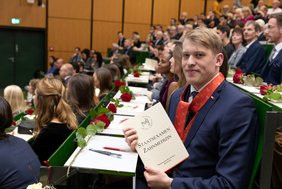 MHH-Absolvent Marius Crome freut sich �ber sein Einser-Examen im Fach Zahnmedizi