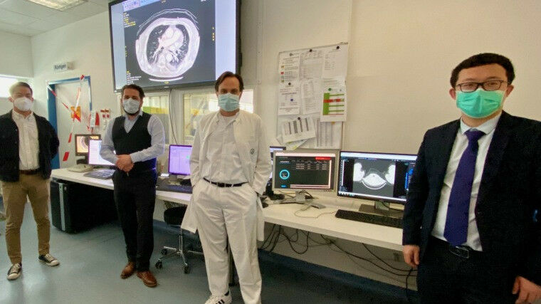 Im CT-Schaltraum in der Zentralen Notaufnahme am UKJ kommt KI zum Einsatz. Foto: