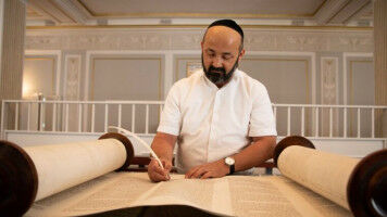 Die Entstehung einer heiligen j�dischen Schriftrolle miterleben