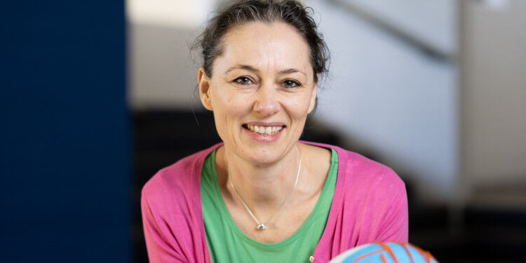 Auf dem Foto sieht man Ricarda Schubotz mit einem Modell eines menschlichen Gehi