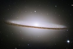 Die Sombrero-Galaxie (M104, NGC 4594) ist ein Beispiel für eine Galaxie,  d