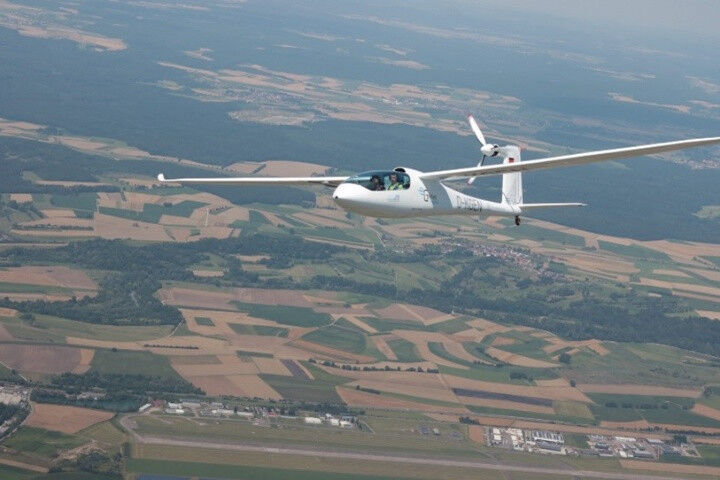 E-Genius bei seinem Zweitflug nach der jüngsten Umrüstung über dem Flugplatz Men