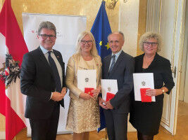 Ehrenzeichen der Republik �sterreich f�r Anna Steiger