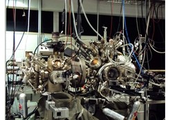 Ein Auge für Gitterschwingungen und Spinwellen: Mit dieser Apparatur betrei