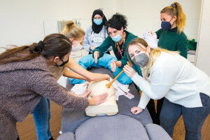 Ein Skills Lab f�r werdende Hebammen