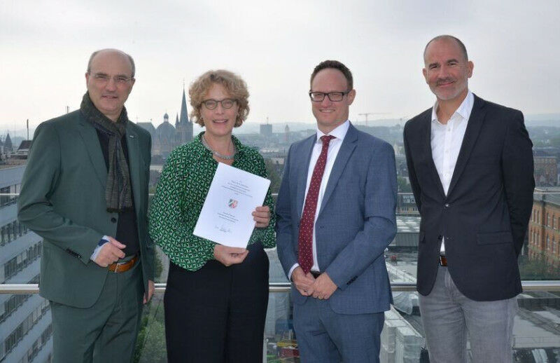 Ena Voûte erhält das offizielle Aufnahmedokument für den Hochschulrat.