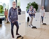 Die lebensgro�en Aufsteller - unter anderem des MHH-Patienten Christian Ehrenbru