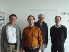 Von links: Pr�fer   Ulrich Nagel, der Absolvent des Lehramtsfachs ,,Naturwissens