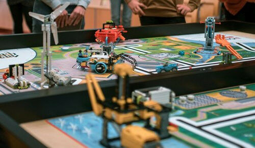 Vollautomatische Lego-Roboter, die von Sch�lerinnen und Sch�lern entworfen und p