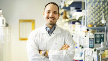 Following the tracks of an extremely adaptive bacterium