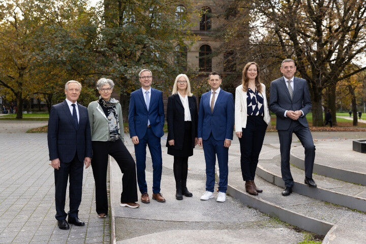 Sozialwissenschaften - Das Rektorat der Universität Stuttgart: Michael-Jörg Oesterle, Simone Rehm, Peter Middendorf, Anna Steiger, Alexander Brem, Judith Tonhauser, Manfred Bischoff Bild: Universität Stuttgart / Sven Cichow Sozialwissenschaften