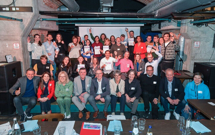 Begeisterung pur: Die Jury und die Projektverantwortlichen Bild: Universität Stu