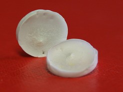 Aus dem Kokon der Tussaseidenraupe geschnittene Scheiben dienen als  Gerüst