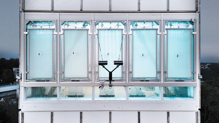 Außenansicht des Prüfstands am adaptiven Hochhaus auf dem Campus Vaihingen der U