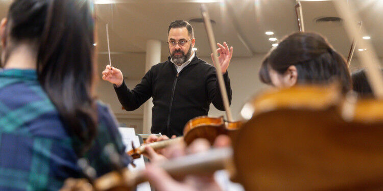 Mit seinem Taktstock und höchster Konzentration leitet Milo¨ Dopsaj eine Probe d