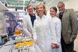 Im Labor:     Meike Stiesch,     Axel Haverich, Katharina Doll und Joachim Werre