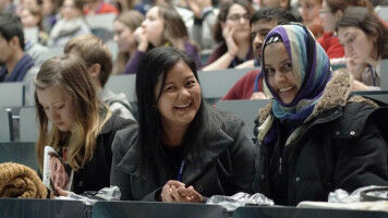 Internationale Studierende auf dem Weg in den Beruf begleiten