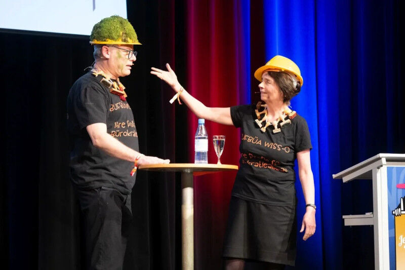 Campus - Politics - Bureaucracy reduction bureaucrats Annette Julius from the German National Academic Foundation and Roman Luckscheiter (UNESCO Commission) are now in their third year of fighting bureaucracy with bureau Campus - Politics