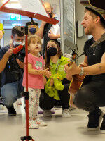Johannes Oerding und Diane Weigmann begeisterten kleine MHH-Patienten