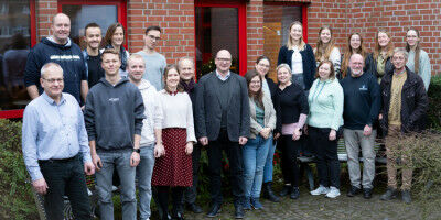 Kanzler Matthias Schwarte gratuliert den besten Auszubildenden