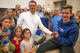 Lars Pape mit zwei Mitarbeiterinnen und Kindern der KinderUni-Veranstaltung in d