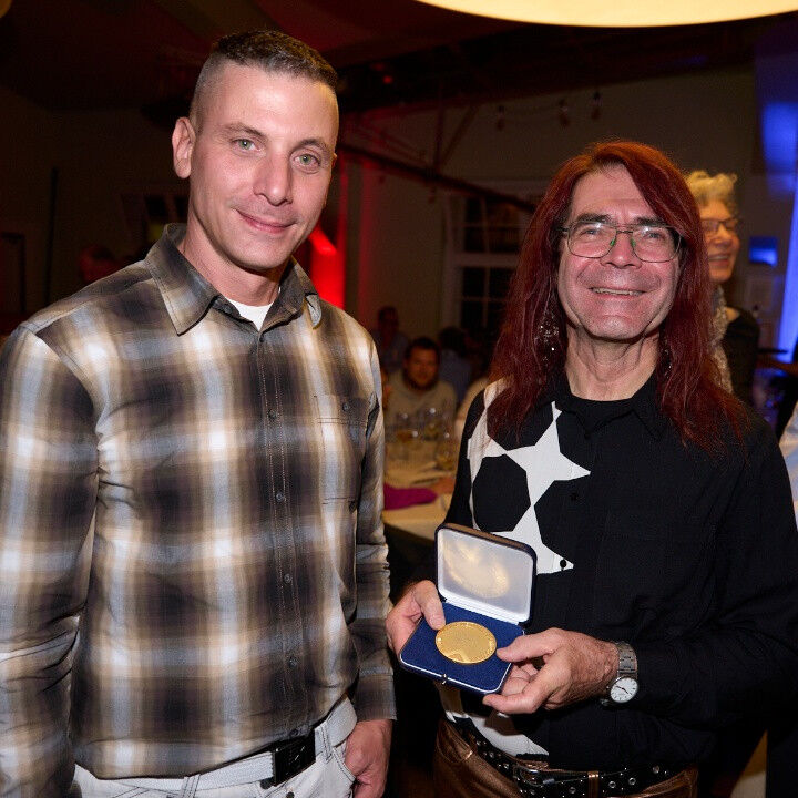 Christian Corti und Klemens Krause mit der Klaus-Tschira-Medaille. Bild: Mike Au