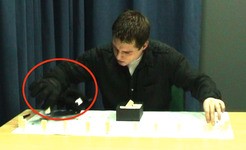 Ein Handschuh kann die Einstellung verändern. Teilnehmer der Studie trugen 