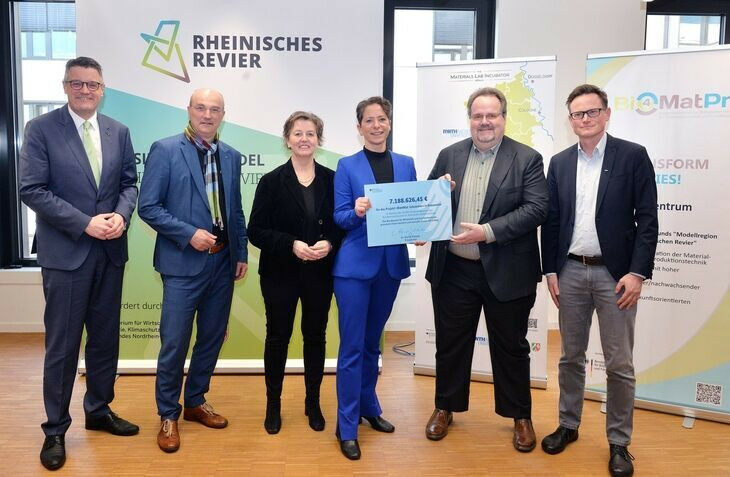 Personen schauen in die Kamera